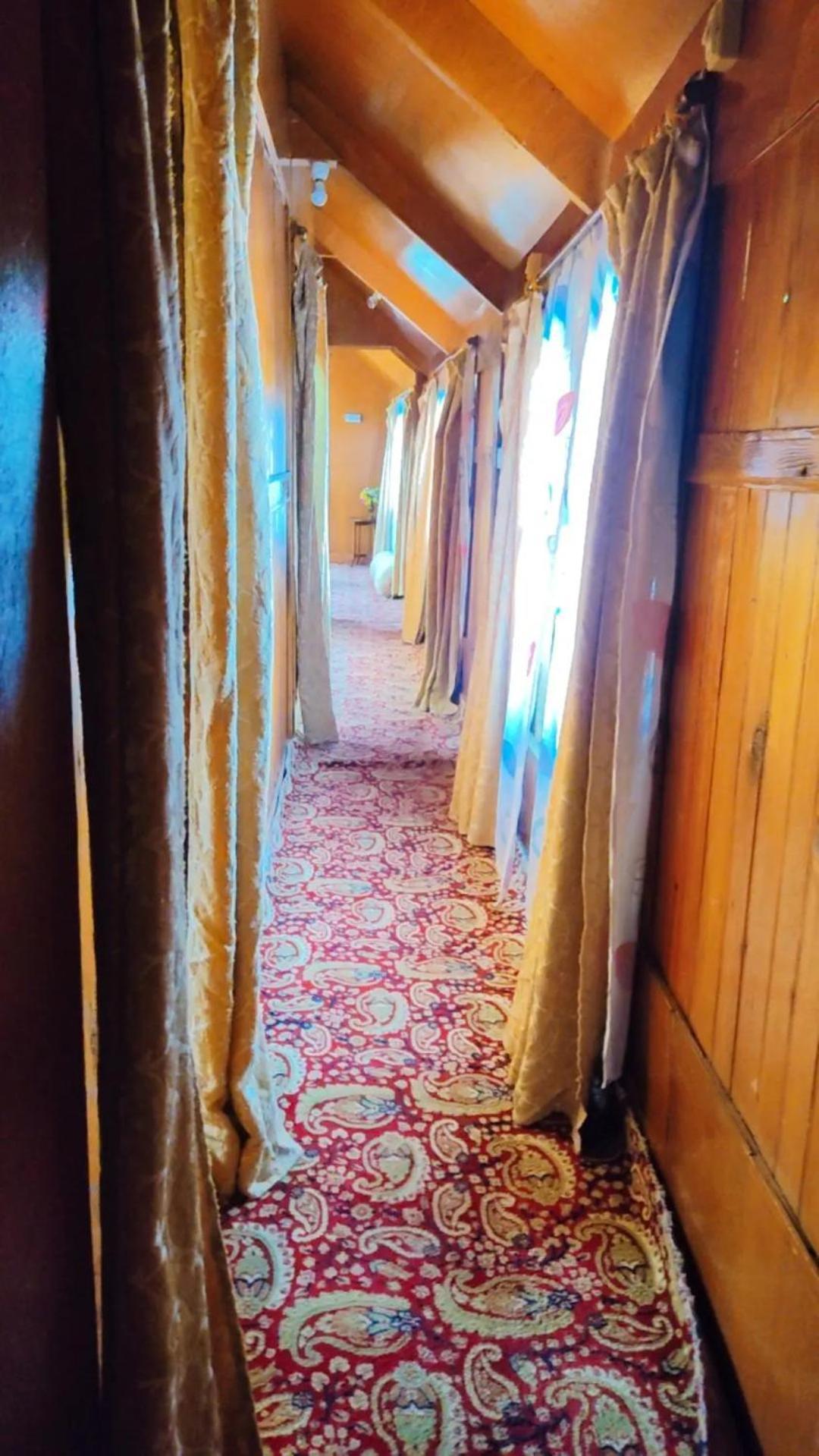 Houseboat Young Wild Rose Srīnagar Exterior foto